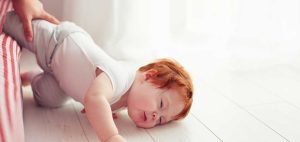Les astuces essentielles pour prévenir les chutes de bébé à la maison